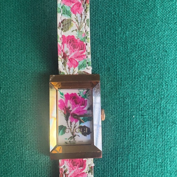 Gucci women’s watch - Picture 1 of 12